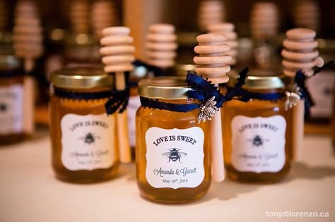 DIY Honey Jar Wedding Favors {Wedding Wednesday} - Life at Cloverhill Jar Wedding Favors, Honey Jar Wedding Favors, Honey Jar Favors, Wedding Favors Rustic, Wedding Favour Jars, Honey Favors, Diy Honey, Honey Wedding Favors, Homemade Wedding Favors