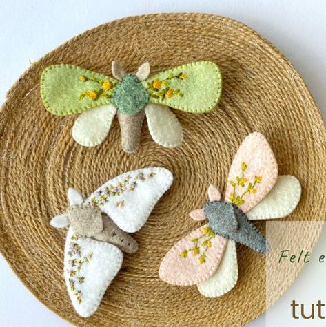 Butterfly Felt Ornament, Diy Owl Crafts, Moth Ornament, Felt Moth, Felt Bugs, Cute Felt Animals, Felt Butterflies, Felt Butterfly, Animal Felt