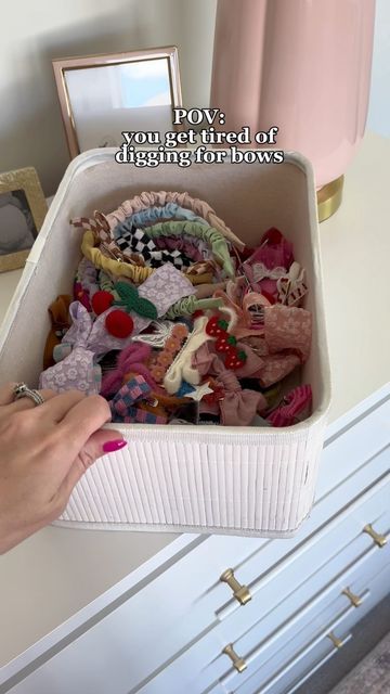 Organizing Headbands And Bows, Bow Drawer Organization, Kids Hair Clips Storage, Hair Bows Organizer Ideas, Organize Girls Hair Accessories, Girls Hair Accessories Organizer, Bow Storage Ideas, Hair Bow Organization