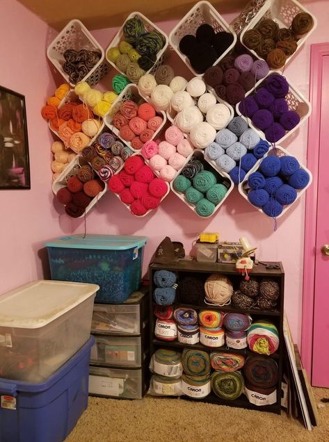 Yarn Corner Storage, Yarn Shelf Storage Diy, Yarn Ball Storage, Cheap Yarn Storage Ideas, Yarn Wall Storage Ideas, Knitting Corner Room, Crochet Storage Ideas Organizations, Craft Room Yarn Storage Ideas, Crochet Craft Room Ideas