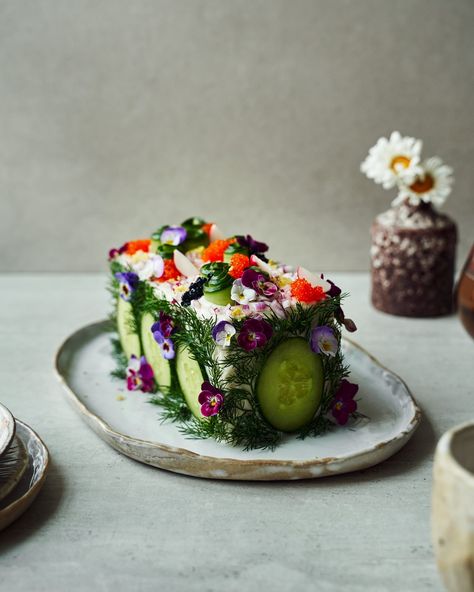 Vegan Swedish Sandwich Cake | Vegansk Smörgåstårta | Good Eatings Vegan Sandwich Cake, Savoury Cake Ideas, Swedish Sandwich Cake, Vegan Swedish Recipes, Swedish Smorgastarta, Sandwich Cake Decoration, Savory Birthday Cake, Salad Cakes, Swedish Cafe