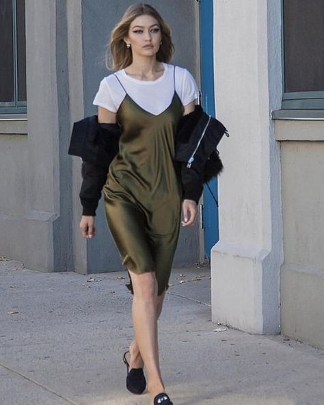 How To Style A Slip Dress, Shirt Under Dress, Slip Dress Outfit, T Shirt Branca, Gigi Style, Gigi Hadid Outfits, Gigi Hadid Style, Vintage Slip Dress, Hadid Style