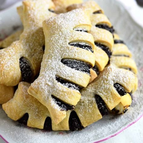 Authentic Kolache Recipe, Poppyseed Roll Recipe, Poppyseed Filling, Poppy Seed Dessert, Poppyseed Roll, Poppy Seed Recipes, Nut Roll Recipe, Sweet Puff Pastry, Czech Desserts