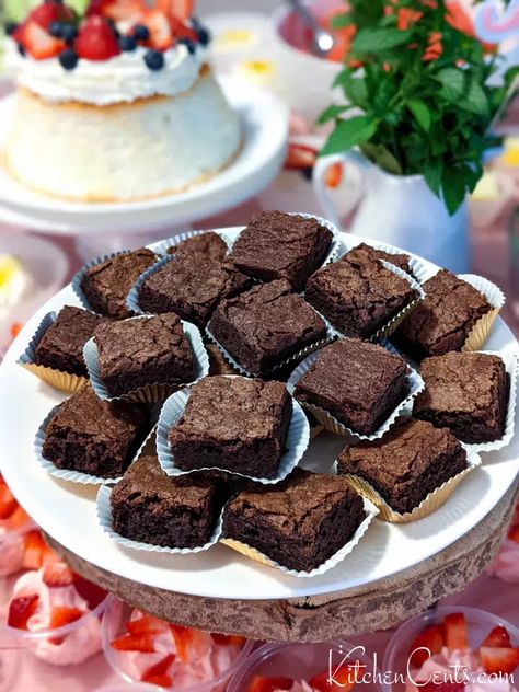 Brownies For Party, Dessert Station Birthday, Party Dessert Table Ideas Simple, Brownie Party Ideas, Bridal Shower Brownies, Brownie Display Ideas Dessert Tables, Easy Dessert Table Ideas Simple, Baby Shower Desserts Easy, Simple Dessert Table Ideas Birthday