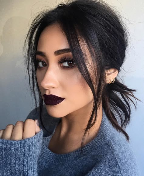 10 Celebrity-Inspired Dark Lips and Tips for Wearing Dark Lipstick | Teen Vogue Matte Make Up, Warm Makeup, Maquillage On Fleek, Mekap Mata, Dark Lipstick, Fall Makeup Looks, Smink Inspiration, Black Lipstick, Beauty Make-up