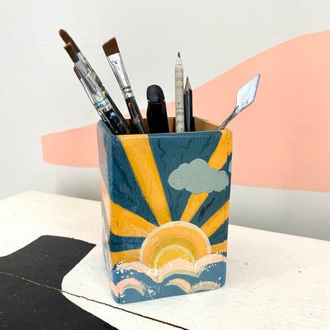 Painting On Pen Stand, Pen Box Design Ideas, Pencil Holder Painting Ideas, Painted Pencil Holder, Pencil Stand Painting Ideas, Pen Holder Painting Ideas, Handmade Pen Stand, Small Box Painting Ideas, Diy Pen Stand Ideas