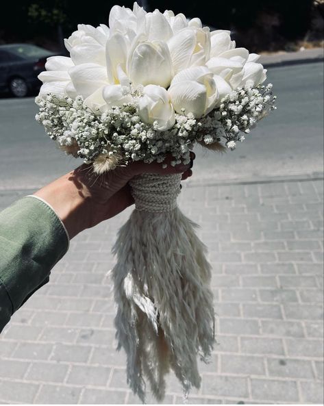 Love recently combination of pearls in a bridal bouquet and this fantastic small feather Modern Flower Bouquet, Rose Bouquet Wedding, Flowers Bouquet Ideas, Brides Flowers Bouquet, Feather Bouquet, Pearl Bouquet, Simple Wedding Bouquets, Wedding Ambiance