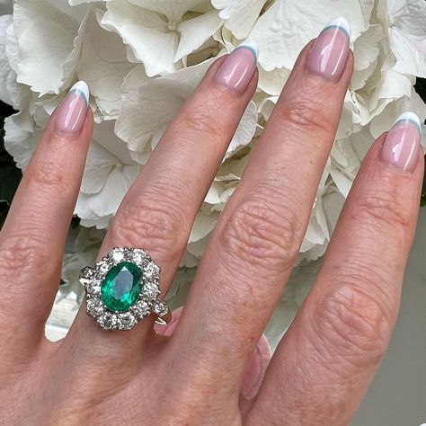 Emerald Cluster Ring, V Rings, Diamond And Emerald Engagement Ring, Vintage Emerald Rings, Cluster Diamond Rings, Amy Addams, Pretty Wedding Rings, Non Diamond Engagement Rings, Vintage Emerald Ring