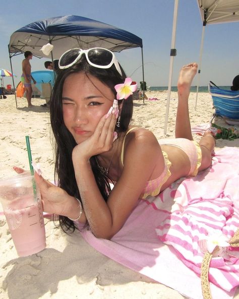 Credits to owner Barbie Summer, Summer Poses, Summer Picture Poses, Beach Inspo, 사진 촬영 포즈, Malibu Barbie, Pic Pose, Beach Pics, Foto Poses