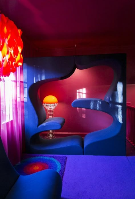 Verner Panton living tower Living Tower, Groovy Interiors, Blue Interiors, 70s Interior, Retro Interior Design, Tiny Furniture, 70s Home, Futuristic Interior, Verner Panton