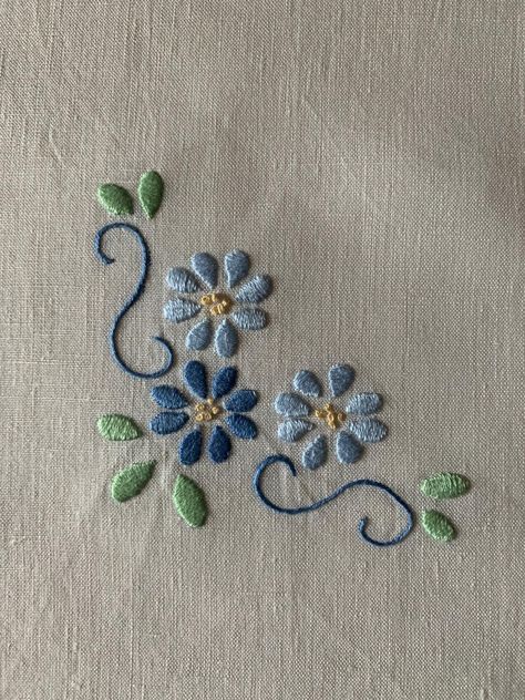 Green Fabric Embroidery, Kerchief Embroidery Designs, Handkerchief Embroidery, Basic Hand Embroidery Stitches, Hand Embroidery Patterns Free, Simple Hand Embroidery Patterns, Diy Embroidery Designs, Hand Embroidery Patterns Flowers, Floral Embroidery Patterns