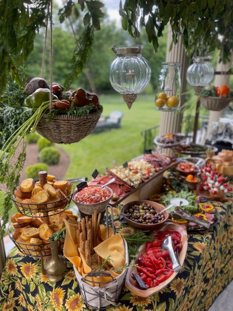 Antipasto Table, Food Buffet Ideas, Italian Food Party, Garden Party Food, Party Food Snacks, Italian Themed Parties, Garden Party Recipes, Italian Buffet, Party Menu Ideas