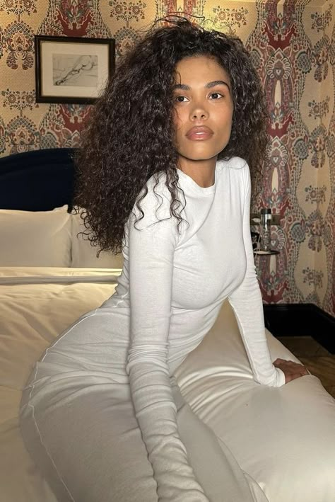 Brown Barbie, Tina Kunakey, Ibiza Outfits, Smart Outfit, Curly Hair Inspiration, Long Natural Hair, Girl Inspiration, Student Fashion, Beige Aesthetic