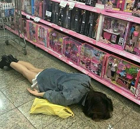 People Lie, Images Kawaii, Japanese Aesthetic, Dark Photography, Night Aesthetic, Soft Grunge, Pre Debut, On The Ground, On The Floor