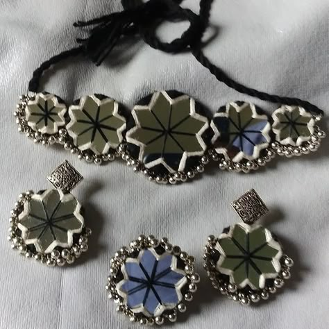 Mirror Necklace For Navratri, Mirror Ornaments For Navratri, Mirror Work Set Design, Navratri Mirror Jewellery, Mirror Work Belt Design For Navratri, Navratri Set Design, Navratri Mirror Belt, Mirror Work Necklace For Navratri, Mirror Work Jewellery Set