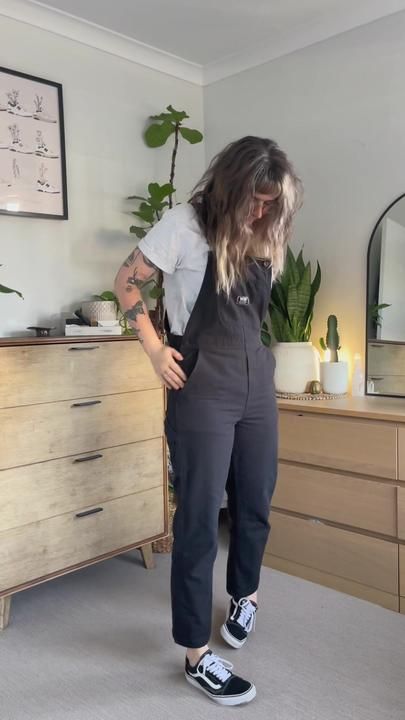 Vans Overalls Outfit, Black Dungarees Outfit, Vans Overalls, Overalls Outfit Aesthetic, Dungaree Outfit, Black Dungarees, Overalls And Sweater, Yellow Vans, Indie Clothes