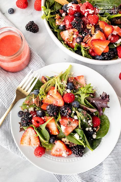 Nuts About Berries Salad: Zupas Copycat Nuts About Berries Salad, Bacon Avocado Sandwich, German Potato Recipes, Berries Salad, Blueberry Jello Salad, Turkey Bacon Avocado, Berry Salad Recipe, Pizza Factory, Apples And Grapes