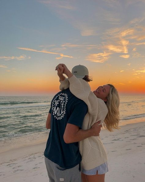 Sunrise Beach Pictures With Boyfriend, Soft Launch Beach Pics, Beach W Boyfriend, Florida Couples Vacation, Summer Pictures Couples, Summer Pics With Boyfriend, Couple Hug Pose, Cute Beach Pictures With Boyfriend, Couple Summer Pictures