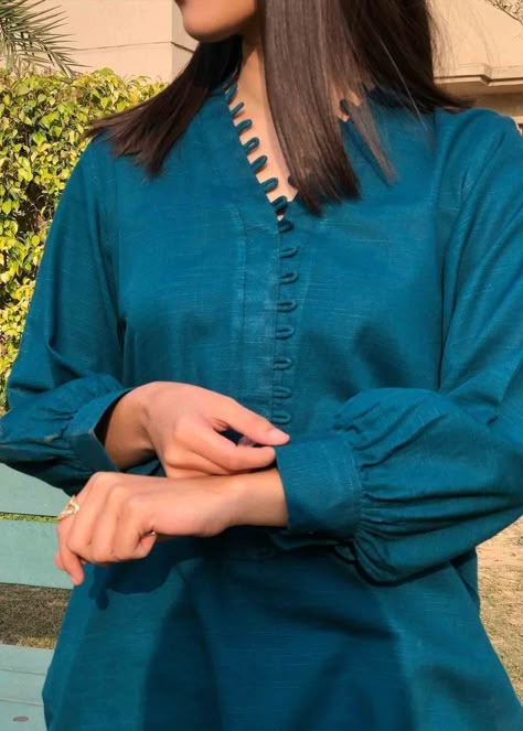 New Kurti Designs, Simple Kurti Designs, Trendy Shirt Designs, Neck Designs For Suits, Salwar Kamiz, Kurta Neck Design, Pakistani Dresses Casual, Dress Neck, Kurti Neck