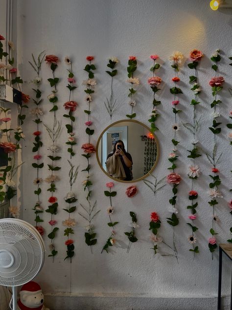 flower wall, flower wall backdrop, flower wal decor, flower wall bedroom, cute wall decor bedroom, cute wall decor, cute wall decor ideas, cute wall designs, cute wall decorstions, flower wall decorations, girl room ideas, girl room decor, girl room decor ideas, cute decor, cute decorations for bedrooms, cute shop decor, boba shop decor, hanging flower wall, hanging flower decor, hanging flower wall decor Diy Flowers For Wall Decor, Bedroom Wall Decor Simple, Wall Decoration Flowers, Flower Themed Dorm Room, Fake Flowers Wall Decor, Fake Flowers On Wall, Flower Wall Backdrop Bedroom, Decorating Blank Wall, Cute Wall Designs