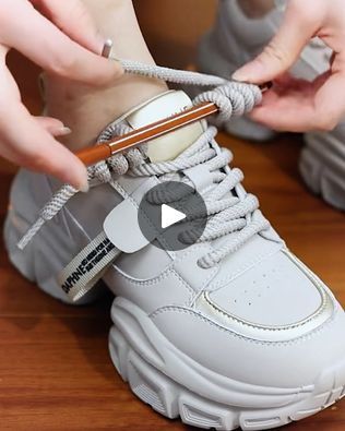 Shoe Lace End Knot, Shoelaces Ways To Tie Slip On, Creative Ways To Tie Shoelaces, Shoe Tie Ideas, How To Tie A Shoe, Shoe Less Tie Style, Lacing Shoes Unique, Shoe Strings Lacing Ideas, How To Tie Shoes Laces Style