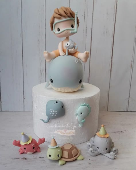 Simple Ocean Cake, Under The Sea 1st Birthday Boy, Under The Sea Cake Boy, Whale Cake Ideas, Ocean Baby Shower Cake, Fondant Whale, Sea Animals Cake, Whale Birthday Cake, Ocean Themed Cake