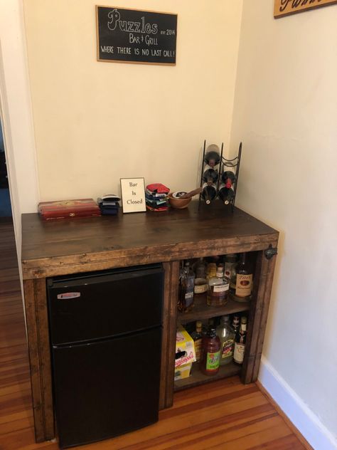 Mini Fridge In Basement Ideas, Liquor Cabinet With Mini Fridge, Mini Refrigerator Ideas, Diy Corner Bar With Mini Fridge, Drink Bar With Mini Fridge, Minibar With Fridge, Mini Fridge Countertop, Mini Bar Man Cave, Min Fridge In Bedroom