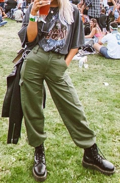 Hippie Goth Aesthetic, Paramore Concert Outfit, Rainy Festival Outfit, Indie Concert Outfit, Cold Festival Outfit, Indie Rock Outfits, Cinema Outfit, Festival Ootd, Fall Festival Outfit