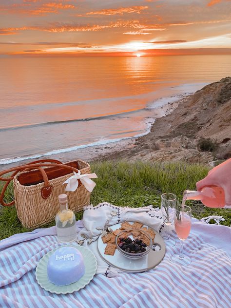 Beach picnic with basic cake basket sunset boyfriend Preppy Picnic, Cozy Picnic, Cake Basket, Preppy Coastal, Basic Cake, Anniversary Dinner, Dinner Party Ideas, Indoor Photography, Summer Pics