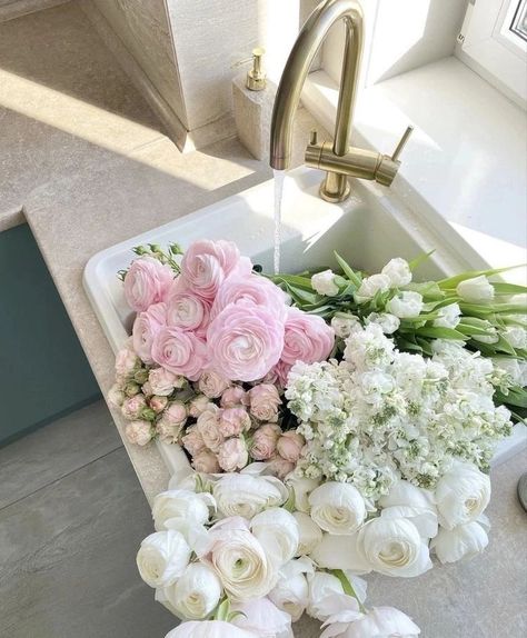 Boquette Flowers, Nothing But Flowers, Flower Therapy, Beautiful Bouquet Of Flowers, Jolie Photo, Beautiful Bouquet, Love Flowers, My Flower, Flower Shop