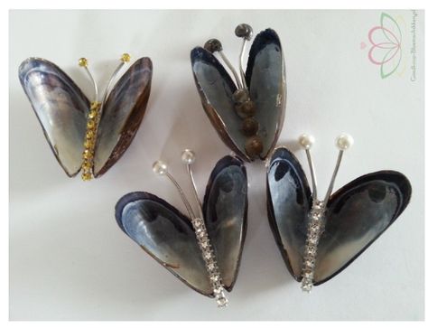 mussel shell butterflies Tre Kunst, Sea Shells Diy, Seashell Projects, Art Coquillage, Shells Diy, Mussel Shell, Shell Crafts Diy, Sea Crafts, Sea Shell Decor