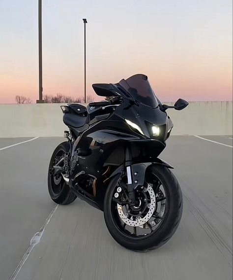 Black Sports Motorcycle, Sport Bike Aesthetic, Luxurious Motorcycles, Motor Cycle Aesthetic, Street Bike Aesthetic, Motor Bike Aesthetic, Black Motorcycle Aesthetic, Sports Bike Aesthetic, Yamaha R7 Black