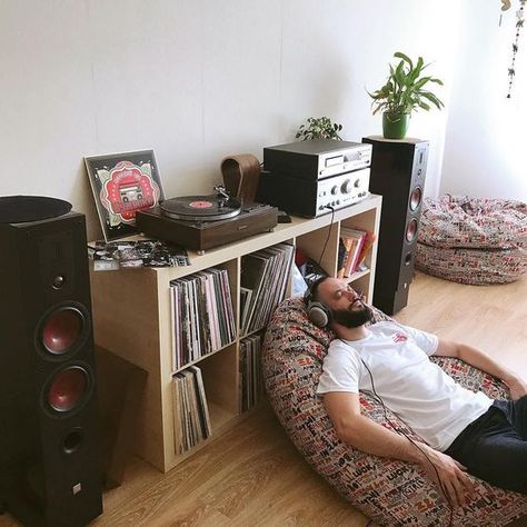 Record Set Up, Home Set Up Ideas, Vinyl Set Up, Dj Apartment, Vibe Home Decor, Morning Aesthetics, Vinyl Record Room, Hifi Room, Home Music Rooms