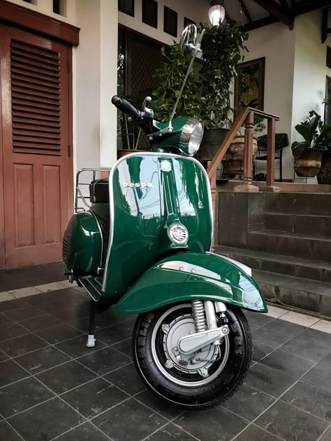 Vespa Sprint Veloce, Green Vespa, Vespa Illustration, Vespa Bike, Vespa Super, British Green, Vespa Ape, Classic Vespa, Vespa Retro