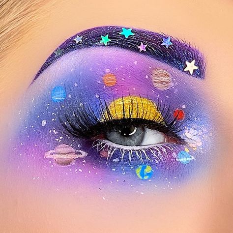 346 gilla-markeringar, 8 kommentarer - makeup by katie (@k80far) på Instagram: "🌕🪐🌎yeah you’re bored in quarantine but are you “draw an entire solar system on your eye” kinda…" Turquoise Eyeshadow, Music Videos Ideas, Cut Crease Eye, Liquid Glitter Eyeshadow, Hoola Bronzer, Lips Tutorial, Glitter Eye Makeup, Makeup Academy, Brow Pomade