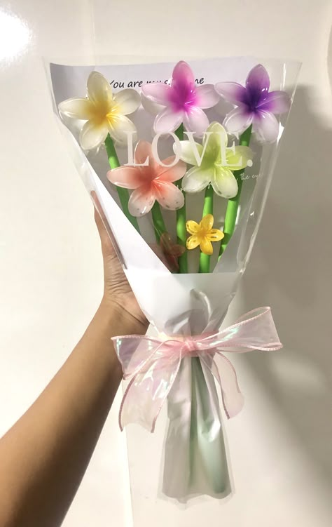 Flower Hair Clip Bouquet Mixed colors #hairclip #flowerhairclip Hair Clutcher Bouquet, Claw Clip Bouquet, Flower Clip Bouquet, Hair Clip Bouquet, Clip Bouquet, Claw Clip Flower, Hairstyles Flowers, New Home Party, Hair Clips Hairstyles