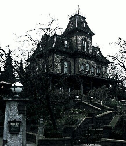 Phantom Manor Disneyland Paris, Gothic Manor Exterior, Goth House Exterior, Gothic Mansion Exterior, Victorian Mansion Aesthetic, Drawtober 2023, Vampire Manor, Gothic House Exterior, Creepy Mansion