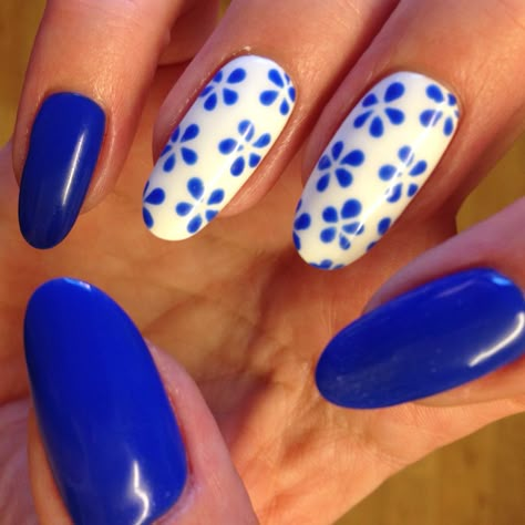 Dark Blue Floral Nails, Royal Blue Nails Flowers, Royal Blue Nails Summer, Royal Blue Nails With Flowers, Royal Blue And White Nails Designs, Royal Blue Gel Nails Short, Royal Blue Flower Nails, Gel Nails Royal Blue, Bacon Nails