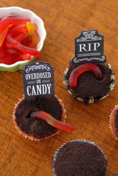 Doce Halloween, Graveyard Cupcakes, Pelottava Halloween, Tårta Design, Postres Halloween, Halloween Buffet, Fiesta Halloween, Dulces Halloween, Fun Halloween Food