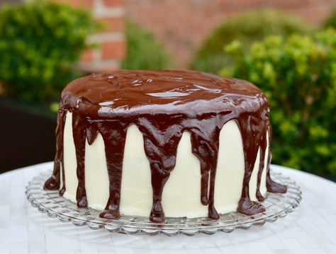 This cake has all the elements of a mounds candy bar. Rich chocolate cake layers with creamy coconut filling, coconut buttercream icing and topped with dark chocolate truffle ganache. Who could ask… Mounds Bar Cake, Mounds Cake Recipe, Candy Filled Cake, Dark Chocolate Fudge Cake, Mounds Cake, Chocolate Bar Cakes, Mounds Candy, 3 Layer Cake, Mounds Bar