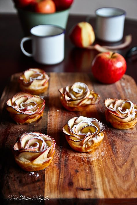 Apple Flower Tart @ Not Quite Nigella Flower Tarts, Thanksgiving Desserts Easy, Apple Flowers, Fruit Popsicles, Thanksgiving Treats, Special Desserts, Köstliche Desserts, Thanksgiving Food, Thanksgiving Desserts