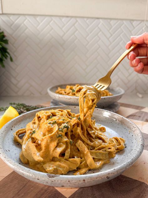 This recipe is similar to an Alfredo with ad additional sweet note from the carrots and the perfect pairing of thyme and roasted garlic to really take it to the next level. The sauce itself is loaded with protein, and since it’s paired with a high protein pasta, you’re looking at 40g of protein per Pasta High Protein, Vegetarian Protein Recipes, Creamy Sausage Pasta, Vegetarian High Protein, Carrot Pasta, High Protein Pasta, High Protein Meal, High Protein Dinner, High Protein Vegetarian Recipes