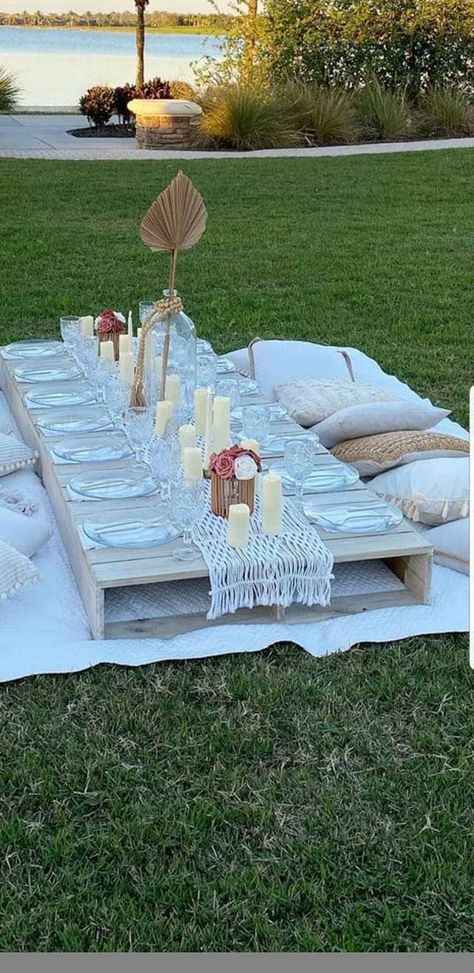 Pick Nick Table Ideas, Low Picnic Table Outdoor Parties, Wood Pallet Picnic, Ocean Picnic, Beach Picnic Setup, Picnic Business Ideas, Outdoor Picnic Ideas, Picknick Table, Senior Picnic