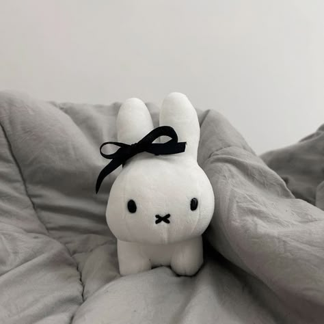 Acubi Aesthetic, Gray Aesthetic, Notion Template, Dessin Adorable, Black And White Aesthetic, Cute Stuffed Animals, Discord Server, White Aesthetic, Black Bow