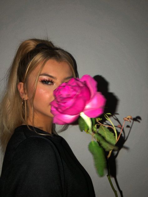 Valentine Selfie Ideas, Photo Poses With Rose, Pose With Rose Photo Ideas, Valentines Selfie Ideas, Photos With Roses Ideas, Poses With Roses Photo Ideas, Picture Ideas With Roses, How To Pose With Roses, Poses With Roses Photo Ideas Instagram