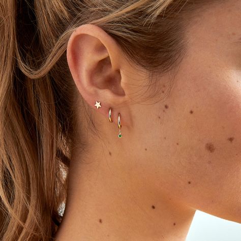 Earrings Aesthetic 3 Holes, 3 Stud Ear Piercing, Earring Lobe Stack, 3 Stack Earrings, Thirds Earrings Ideas, Small Ear Ear Piercings, Simple Earring Stack Ideas, 3 Ear Piercings Ideas Simple, Three Hole Earring Ideas