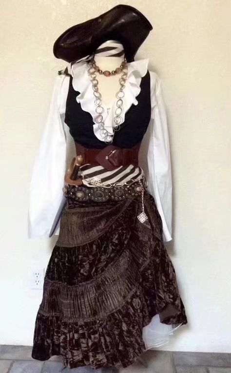 Pirate Look Women, Pirate Outfit Female Diy, Pirate Outfit Female, Pirate Costume For Women, Pirate Skirt, Pirate Halloween Costume, Pirate Aesthetic, Pirate Dress, Outfit Female