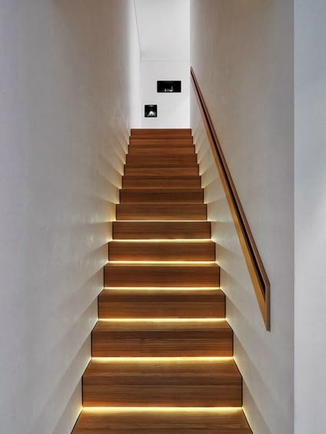 Modern Lighting Ideas That Turn The Staircase Into A Centerpiece.  @homedit Staircase Lighting Ideas, Led Stair Lights, Stairs Lighting, Blitz Design, Alpine House, Stairway Lighting, Stairs In Living Room, Stair Lights, Escalier Design