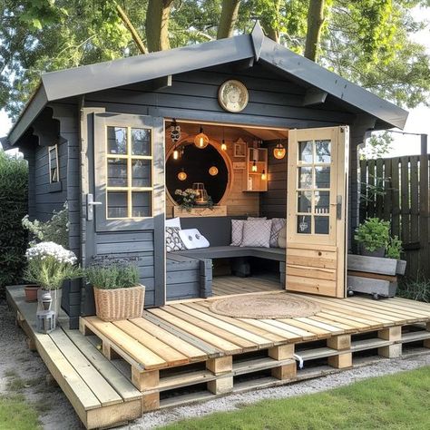 DIY Pallets Ideas Pallet Homes, Pallet Patio Ideas, Pallet Projects For Outside, Decks With Hot Tubs, Pallet Shed Ideas, Pallet Cabin, She Shed Interior Ideas, Pallet Patio Decks, Sheds Ideas Backyard