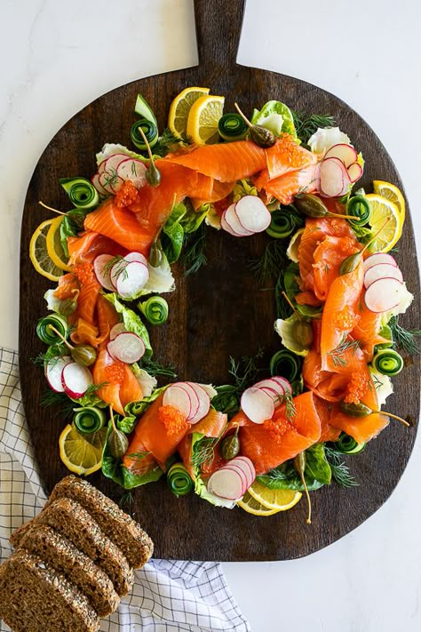 Smoked Salmon Presentation, Appetizers With Salmon, Smoked Salmon Board Ideas, Smoked Salmon Carpaccio, Smoked Salmon Charcuterie Board, Smoked Salmon Lunch, Salmon Wreath, Smoked Salmon Board, Smoked Salmon Christmas